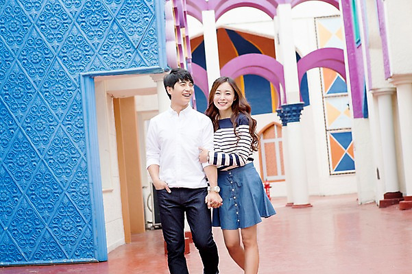 포토 JPG 주간 커플 여자 남자 행복 함께함 서기 웃음 사람 동양인 상반신 20대 성인 야외 두명 앞모습 걷기 손잡기 다정 기쁨 놀이공원 한국인 즐거움 주머니손 청년만 성인만 국내포토 자연요소 감정 뷰포인트 컨셉 관계 모션 표정 인종 청년 테마파크 파일형식