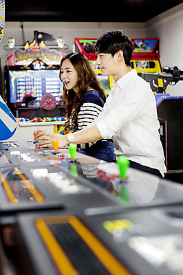 포토 JPG 커플 여자 남자 행복 함께함 실내 사람 앉기 동양인 상반신 20대 성인 두명 옆모습 다정 기쁨 한국인 게임 게임기 즐거움 오락실 청년만 성인만 국내포토 감정 뷰포인트 컨셉 관계 모션 놀이 인종 청년 내부 파일형식