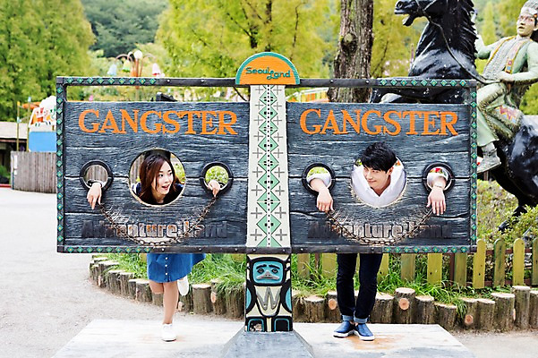 포토 JPG 주간 전신 커플 여자 남자 행복 함께함 서기 사람 동양인 20대 성인 야외 두명 앞모습 마주보기 다정 기쁨 놀이공원 한국인 즐거움 악당 포토존 청년만 성인만 국내포토 자연요소 감정 뷰포인트 컨셉 관계 모션 인종 청년 테마파크 파일형식