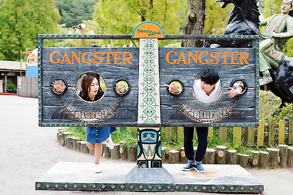 포토 JPG 주간 전신 커플 여자 남자 행복 함께함 서기 사람 동양인 손짓 20대 성인 야외 두명 앞모습 마주보기 다정 기쁨 놀이공원 한국인 즐거움 악당 포토존 청년만 성인만 국내포토 자연요소 감정 뷰포인트 컨셉 관계 모션 인종 청년 테마파크 파일형식