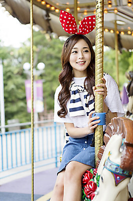 포토 JPG 주간 여자 행복 한명 웃음 사람 앉기 동양인 상반신 20대 성인 야외 앞모습 아웃포커스 기쁨 놀이공원 한국인 머리띠 즐거움 회전목마 여자만 여자한명만 성인여자만 청년만 청년여자만 성인한명만 청년여자한명만 성인여자한명만 성인만 국내포토 자연요소 1 감정 뷰포인트 장신구 모션 촬영기법 표정 인종 청년 테마파크 놀이기구 파일형식