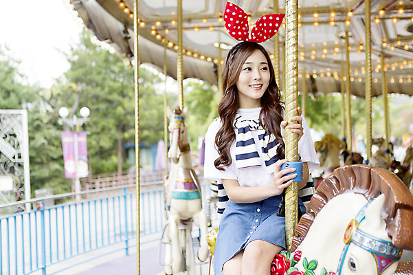 포토 JPG 주간 여자 행복 한명 웃음 사람 앉기 동양인 상반신 20대 성인 야외 앞모습 아웃포커스 기쁨 놀이공원 한국인 머리띠 즐거움 회전목마 여자만 여자한명만 성인여자만 청년만 청년여자만 성인한명만 청년여자한명만 성인여자한명만 성인만 국내포토 자연요소 1 감정 뷰포인트 장신구 모션 촬영기법 표정 인종 청년 테마파크 놀이기구 파일형식