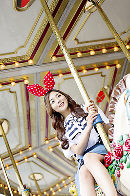 포토 JPG 주간 여자 행복 한명 웃음 사람 앉기 동양인 상반신 20대 성인 야외 기쁨 놀이공원 한국인 머리띠 즐거움 회전목마 여자만 여자한명만 성인여자만 청년만 청년여자만 성인한명만 청년여자한명만 성인여자한명만 성인만 국내포토 자연요소 1 감정 장신구 모션 표정 인종 청년 테마파크 놀이기구 파일형식