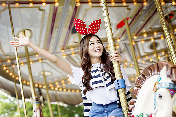 포토 JPG 주간 여자 행복 한명 웃음 사람 앉기 동양인 손짓 상반신 20대 성인 야외 앞모습 아웃포커스 손들기 기쁨 놀이공원 한국인 머리띠 즐거움 회전목마 여자만 여자한명만 성인여자만 청년만 청년여자만 성인한명만 청년여자한명만 성인여자한명만 성인만 국내포토 자연요소 1 감정 뷰포인트 장신구 모션 촬영기법 표정 인종 청년 테마파크 놀이기구 파일형식
