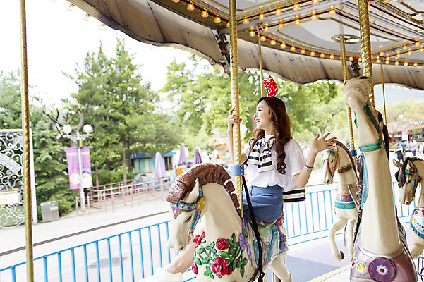포토 JPG 주간 여자 행복 한명 웃음 사람 앉기 동양인 손짓 상반신 20대 성인 야외 옆모습 기쁨 놀이공원 한국인 머리띠 즐거움 손인사 회전목마 여자만 여자한명만 성인여자만 청년만 청년여자만 성인한명만 청년여자한명만 성인여자한명만 성인만 국내포토 자연요소 1 감정 뷰포인트 장신구 모션 표정 인종 청년 테마파크 인사 놀이기구 파일형식