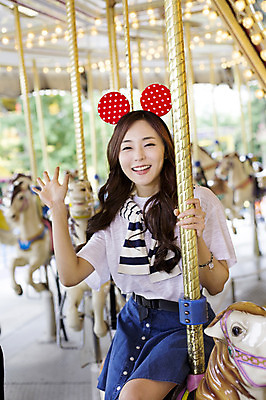 포토 JPG 주간 여자 행복 한명 웃음 사람 앉기 동양인 손짓 상반신 20대 성인 야외 앞모습 아웃포커스 기쁨 놀이공원 한국인 머리띠 즐거움 손인사 회전목마 여자만 여자한명만 성인여자만 청년만 청년여자만 성인한명만 청년여자한명만 성인여자한명만 성인만 국내포토 자연요소 1 감정 뷰포인트 장신구 모션 촬영기법 표정 인종 청년 테마파크 인사 놀이기구 파일형식