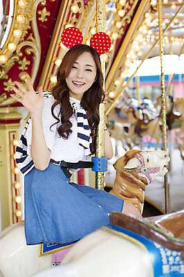 포토 JPG 주간 여자 행복 한명 웃음 사람 앉기 동양인 손짓 상반신 20대 성인 야외 옆모습 기쁨 놀이공원 한국인 머리띠 즐거움 손인사 회전목마 여자만 여자한명만 성인여자만 청년만 청년여자만 성인한명만 청년여자한명만 성인여자한명만 성인만 국내포토 자연요소 1 감정 뷰포인트 장신구 모션 표정 인종 청년 테마파크 인사 놀이기구 파일형식