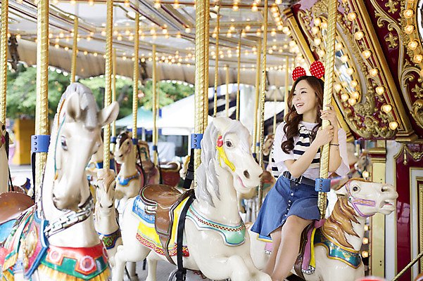 포토 JPG 주간 여자 행복 한명 웃음 사람 앉기 동양인 상반신 20대 성인 야외 앞모습 기쁨 놀이공원 한국인 머리띠 즐거움 회전목마 여자만 여자한명만 성인여자만 청년만 청년여자만 성인한명만 청년여자한명만 성인여자한명만 성인만 국내포토 자연요소 1 감정 뷰포인트 장신구 모션 표정 인종 청년 테마파크 놀이기구 파일형식