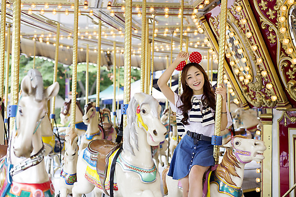 포토 JPG 주간 여자 행복 한명 웃음 사람 앉기 동양인 손짓 상반신 20대 성인 야외 앞모습 손들기 주먹 기쁨 놀이공원 한국인 머리띠 즐거움 회전목마 여자만 여자한명만 성인여자만 청년만 청년여자만 성인한명만 청년여자한명만 성인여자한명만 성인만 국내포토 자연요소 1 감정 뷰포인트 장신구 모션 표정 인종 청년 테마파크 놀이기구 파일형식