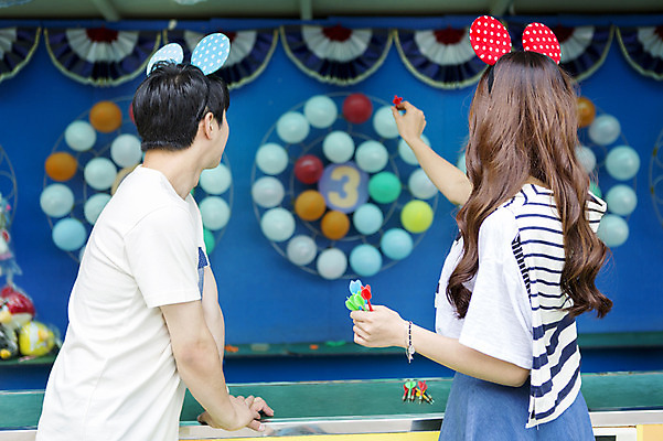 포토 JPG 주간 커플 여자 남자 행복 함께함 서기 들기 사람 동양인 상반신 20대 성인 야외 두명 옆모습 뒷모습 아웃포커스 다정 기쁨 놀이공원 한국인 게임 머리띠 다트 즐거움 다트핀 다트게임 청년만 성인만 국내포토 자연요소 감정 뷰포인트 컨셉 장신구 관계 모션 놀이 촬영기법 인종 청년 테마파크 파일형식