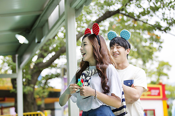 포토 JPG 주간 커플 여자 남자 행복 함께함 웃음 들기 사람 동양인 상반신 20대 성인 야외 두명 옆모습 아웃포커스 다정 기쁨 놀이공원 한국인 게임 머리띠 다트 즐거움 다트핀 다트게임 청년만 성인만 국내포토 자연요소 감정 뷰포인트 컨셉 장신구 관계 모션 놀이 촬영기법 표정 인종 청년 테마파크 파일형식