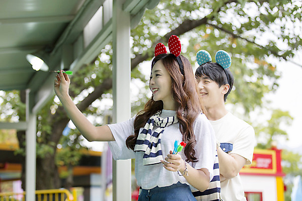 포토 JPG 주간 커플 여자 남자 행복 함께함 웃음 들기 사람 동양인 상반신 20대 성인 야외 두명 옆모습 아웃포커스 다정 기쁨 놀이공원 한국인 게임 머리띠 다트 즐거움 다트핀 다트게임 청년만 성인만 국내포토 자연요소 감정 뷰포인트 컨셉 장신구 관계 모션 놀이 촬영기법 표정 인종 청년 테마파크 파일형식