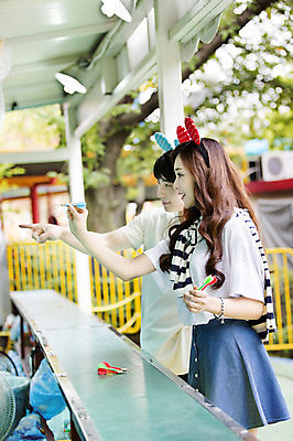 포토 JPG 주간 커플 여자 남자 행복 함께함 서기 웃음 들기 사람 동양인 손짓 상반신 20대 성인 야외 두명 옆모습 아웃포커스 다정 기쁨 놀이공원 한국인 게임 가리킴 머리띠 다트 즐거움 다트핀 다트게임 청년만 성인만 국내포토 자연요소 감정 뷰포인트 컨셉 장신구 관계 모션 놀이 촬영기법 표정 인종 청년 테마파크 파일형식