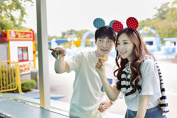 포토 JPG 주간 커플 여자 남자 행복 함께함 웃음 들기 사람 동양인 손짓 상반신 20대 성인 야외 두명 앞모습 아웃포커스 다정 기쁨 놀이공원 한국인 게임 가리킴 머리띠 다트 즐거움 다트핀 다트게임 청년만 성인만 국내포토 자연요소 감정 뷰포인트 컨셉 장신구 관계 모션 놀이 촬영기법 표정 인종 청년 테마파크 파일형식