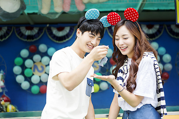 포토 JPG 주간 커플 여자 남자 행복 인형 함께함 웃음 들기 사람 동양인 상반신 20대 성인 야외 두명 아웃포커스 다정 기쁨 놀이공원 한국인 머리띠 다트 즐거움 다트게임 청년만 성인만 국내포토 자연요소 감정 컨셉 장신구 관계 모션 촬영기법 표정 인종 청년 테마파크 게임 파일형식