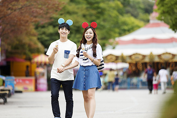 포토 JPG 주간 커플 여자 남자 행복 아이스크림 함께함 서기 웃음 들기 사람 동양인 상반신 20대 성인 야외 두명 앞모습 아웃포커스 걷기 다정 기쁨 놀이공원 한국인 머리띠 즐거움 청년만 성인만 국내포토 자연요소 감정 뷰포인트 컨셉 장신구 관계 모션 디저트 촬영기법 표정 인종 청년 테마파크 파일형식