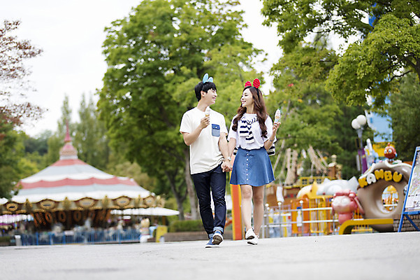 포토 JPG 주간 전신 커플 여자 남자 행복 아이스크림 함께함 서기 웃음 들기 사람 동양인 20대 성인 야외 두명 앞모습 아웃포커스 마주보기 걷기 다정 기쁨 놀이공원 한국인 머리띠 즐거움 청년만 성인만 국내포토 자연요소 감정 뷰포인트 컨셉 장신구 관계 모션 디저트 촬영기법 표정 인종 청년 테마파크 파일형식