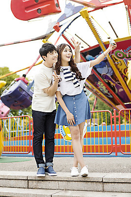 포토 JPG 주간 전신 커플 여자 남자 행복 함께함 서기 웃음 들기 사람 동양인 손짓 20대 성인 야외 두명 앞모습 카메라 사진촬영 다정 기쁨 놀이공원 한국인 셀프카메라 즐거움 브이 청년만 성인만 국내포토 자연요소 감정 뷰포인트 컨셉 관계 모션 표정 인종 청년 전자제품 촬영 테마파크 파일형식