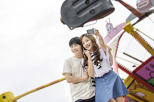 포토 JPG 주간 커플 여자 남자 행복 함께함 서기 웃음 들기 사람 동양인 상반신 20대 성인 야외 두명 앞모습 카메라 사진촬영 다정 기쁨 놀이공원 한국인 셀프카메라 즐거움 청년만 성인만 국내포토 자연요소 감정 뷰포인트 컨셉 관계 모션 표정 인종 청년 전자제품 촬영 테마파크 파일형식
