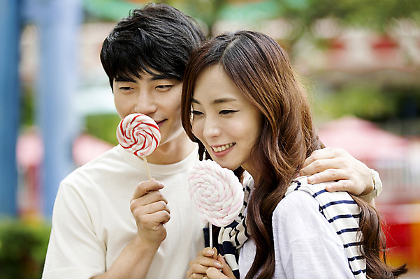 포토 JPG 주간 커플 여자 남자 행복 함께함 막대사탕 사탕 웃음 들기 사람 동양인 상반신 20대 성인 야외 두명 아웃포커스 다정 기쁨 한국인 즐거움 청년만 성인만 국내포토 자연요소 감정 컨셉 관계 모션 디저트 촬영기법 표정 인종 청년 파일형식