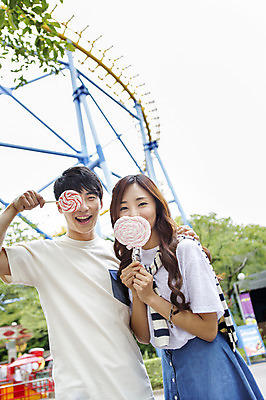 포토 JPG 주간 커플 여자 남자 행복 함께함 막대사탕 사탕 서기 웃음 들기 사람 동양인 상반신 20대 성인 야외 두명 앞모습 아웃포커스 다정 기쁨 놀이공원 한국인 즐거움 청년만 성인만 국내포토 자연요소 감정 뷰포인트 컨셉 관계 모션 디저트 촬영기법 표정 인종 청년 테마파크 파일형식