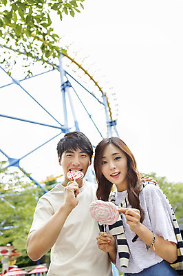 포토 JPG 주간 커플 여자 남자 행복 함께함 막대사탕 사탕 웃음 들기 사람 동양인 손짓 상반신 20대 성인 야외 두명 앞모습 아웃포커스 다정 기쁨 놀이공원 한국인 즐거움 청년만 성인만 국내포토 자연요소 감정 뷰포인트 컨셉 관계 모션 디저트 촬영기법 표정 인종 청년 테마파크 파일형식