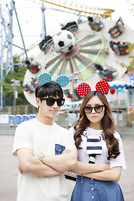 포토 JPG 주간 커플 여자 남자 행복 함께함 서기 사람 동양인 상반신 20대 성인 야외 두명 앞모습 아웃포커스 선글라스 팔짱 다정 기쁨 놀이공원 한국인 머리띠 즐거움 청년만 성인만 국내포토 자연요소 감정 안경 뷰포인트 컨셉 장신구 관계 모션 촬영기법 인종 청년 테마파크 파일형식