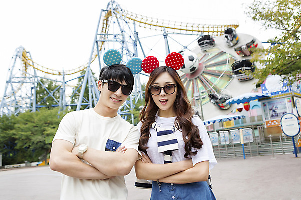 포토 JPG 주간 커플 여자 남자 행복 함께함 웃음 사람 동양인 상반신 20대 성인 야외 두명 앞모습 아웃포커스 선글라스 팔짱 다정 기쁨 놀이공원 한국인 머리띠 즐거움 청년만 성인만 국내포토 자연요소 감정 안경 뷰포인트 컨셉 장신구 관계 모션 촬영기법 표정 인종 청년 테마파크 파일형식