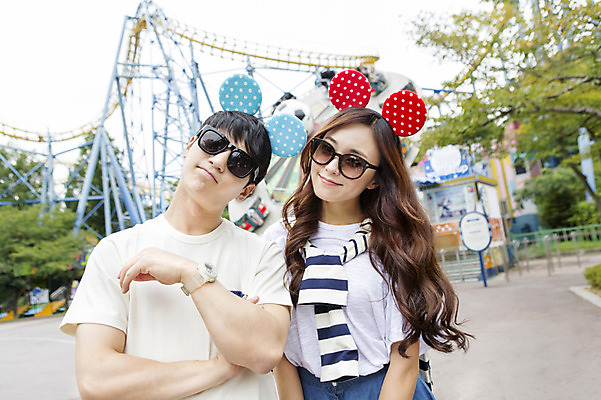 포토 JPG 주간 커플 여자 남자 행복 함께함 웃음 사람 동양인 상반신 20대 성인 야외 두명 앞모습 아웃포커스 선글라스 다정 기쁨 놀이공원 한국인 머리띠 즐거움 갸우뚱 청년만 성인만 국내포토 자연요소 감정 안경 뷰포인트 컨셉 장신구 관계 모션 촬영기법 표정 인종 청년 테마파크 파일형식