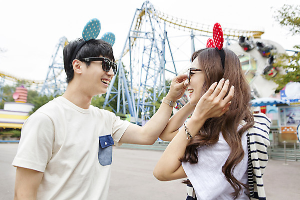 포토 JPG 주간 커플 여자 남자 행복 장난 함께함 웃음 사람 동양인 손짓 상반신 20대 성인 야외 두명 옆모습 아웃포커스 선글라스 마주보기 다정 기쁨 놀이공원 한국인 머리띠 즐거움 청년만 성인만 국내포토 자연요소 감정 안경 뷰포인트 컨셉 장신구 관계 모션 촬영기법 표정 인종 청년 테마파크 파일형식