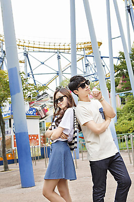 포토 JPG 주간 커플 여자 남자 행복 포즈 함께함 서기 사람 동양인 상반신 20대 성인 야외 두명 옆모습 선글라스 팔짱 턱괴기 다정 기쁨 놀이공원 한국인 등맞대기 즐거움 청년만 성인만 국내포토 자연요소 감정 안경 뷰포인트 컨셉 관계 모션 인종 청년 테마파크 파일형식