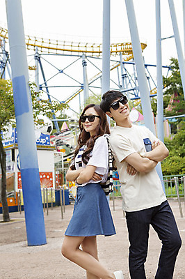 포토 JPG 주간 커플 여자 남자 행복 포즈 함께함 서기 웃음 사람 동양인 상반신 20대 성인 야외 두명 옆모습 선글라스 팔짱 다정 기쁨 놀이공원 한국인 등맞대기 즐거움 청년만 성인만 국내포토 자연요소 감정 안경 뷰포인트 컨셉 관계 모션 표정 인종 청년 테마파크 파일형식