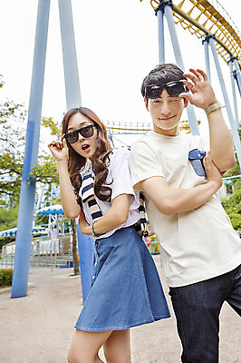 포토 JPG 주간 커플 여자 남자 행복 포즈 함께함 윙크 서기 사람 동양인 손짓 상반신 20대 성인 야외 두명 옆모습 선글라스 다정 기쁨 놀이공원 한국인 등맞대기 즐거움 청년만 성인만 국내포토 자연요소 감정 안경 뷰포인트 컨셉 관계 모션 표정 인종 청년 테마파크 파일형식