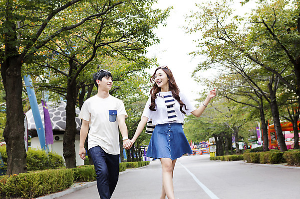 포토 JPG 주간 나무 커플 여자 남자 행복 함께함 서기 웃음 사람 동양인 상반신 20대 성인 야외 두명 앞모습 선글라스 걷기 손잡기 다정 산책 기쁨 산책로 한국인 즐거움 청년만 성인만 국내포토 자연요소 식물 감정 안경 길 뷰포인트 컨셉 관계 모션 휴식 표정 인종 청년 파일형식