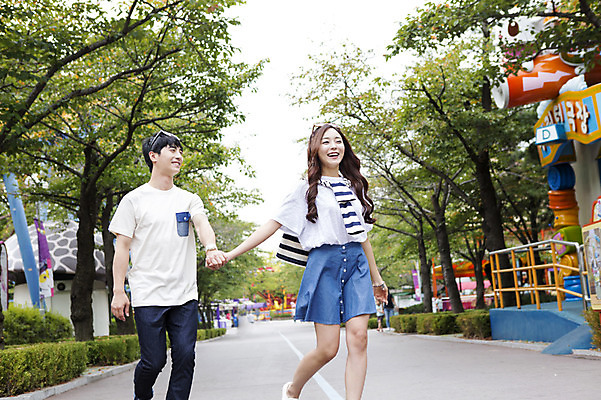 포토 JPG 주간 나무 커플 여자 남자 행복 함께함 서기 웃음 사람 동양인 상반신 20대 성인 야외 두명 앞모습 선글라스 걷기 손잡기 다정 산책 기쁨 놀이공원 산책로 한국인 즐거움 청년만 성인만 국내포토 자연요소 식물 감정 안경 길 뷰포인트 컨셉 관계 모션 휴식 표정 인종 청년 테마파크 파일형식