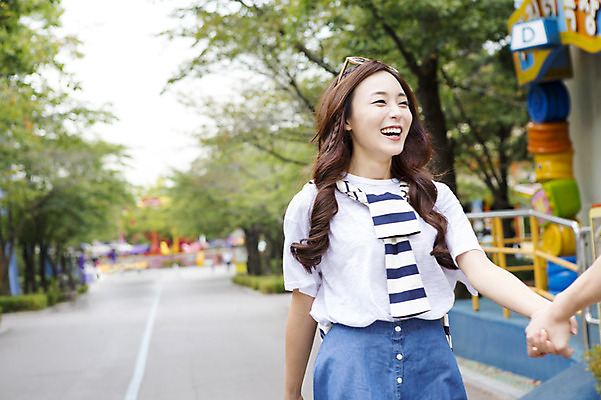 포토 JPG 주간 손 여자 행복 함께함 웃음 사람 동양인 상반신 20대 성인 야외 두명 앞모습 아웃포커스 신체부위 선글라스 손잡기 다정 기쁨 놀이공원 한국인 즐거움 청년만 성인만 국내포토 자연요소 감정 안경 뷰포인트 컨셉 모션 촬영기법 표정 인종 청년 테마파크 파일형식