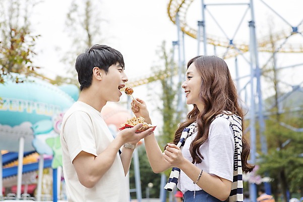 포토 JPG 주간 커플 여자 남자 행복 함께함 웃음 들기 사람 동양인 상반신 20대 성인 야외 두명 옆모습 아웃포커스 마주보기 다정 기쁨 놀이공원 한국인 먹여주기 즐거움 타코야키 청년만 성인만 국내포토 자연요소 감정 뷰포인트 컨셉 관계 모션 촬영기법 표정 인종 청년 테마파크 먹기 일본음식 파일형식