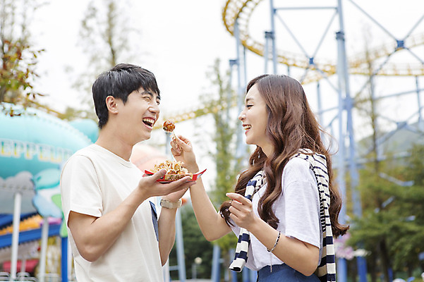 포토 JPG 주간 커플 여자 남자 행복 함께함 웃음 들기 사람 동양인 상반신 20대 성인 야외 두명 옆모습 아웃포커스 마주보기 다정 기쁨 놀이공원 한국인 먹여주기 즐거움 타코야키 청년만 성인만 국내포토 자연요소 감정 뷰포인트 컨셉 관계 모션 촬영기법 표정 인종 청년 테마파크 먹기 일본음식 파일형식