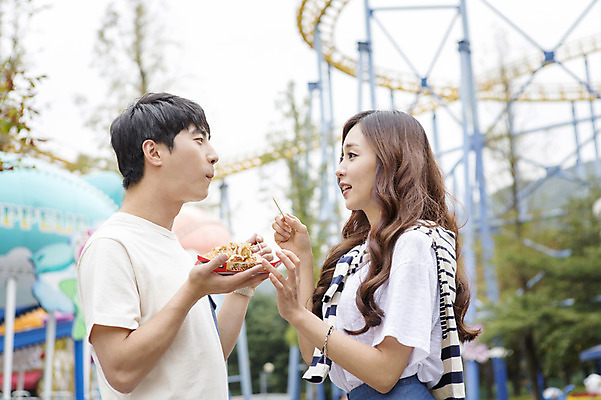 포토 JPG 주간 커플 여자 남자 행복 함께함 들기 사람 동양인 상반신 20대 성인 야외 두명 옆모습 아웃포커스 마주보기 다정 기쁨 놀이공원 한국인 즐거움 타코야키 청년만 성인만 국내포토 자연요소 감정 뷰포인트 컨셉 관계 모션 촬영기법 인종 청년 테마파크 일본음식 파일형식