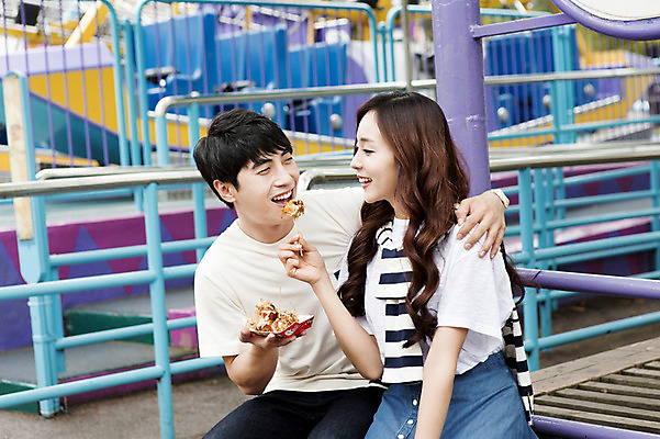 포토 JPG 주간 커플 여자 남자 행복 함께함 웃음 들기 사람 앉기 동양인 상반신 20대 성인 야외 두명 다정 기쁨 놀이공원 한국인 즐거움 타코야키 청년만 성인만 국내포토 자연요소 감정 컨셉 관계 모션 표정 인종 청년 테마파크 일본음식 파일형식