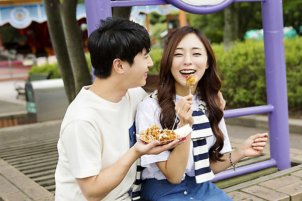 포토 JPG 주간 커플 여자 남자 행복 함께함 웃음 들기 사람 앉기 동양인 상반신 20대 성인 야외 두명 아웃포커스 다정 기쁨 놀이공원 한국인 먹기 즐거움 타코야키 청년만 성인만 국내포토 자연요소 감정 컨셉 관계 모션 촬영기법 표정 인종 청년 테마파크 일본음식 파일형식