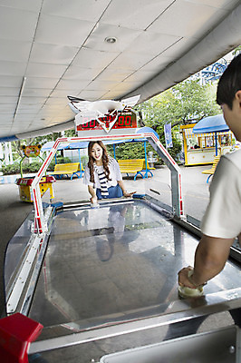 포토 JPG 주간 커플 여자 남자 행복 함께함 사람 동양인 상반신 20대 성인 야외 두명 앞모습 다정 기쁨 놀이공원 한국인 게임 게임기 즐거움 하키 오락실 청년만 성인만 국내포토 자연요소 감정 뷰포인트 컨셉 관계 놀이 인종 청년 구기 테마파크 파일형식