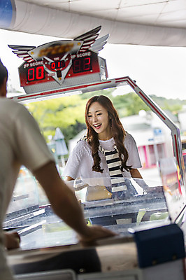 포토 JPG 주간 여자 행복 함께함 웃음 사람 동양인 상반신 20대 성인 야외 두명 앞모습 아웃포커스 다정 기쁨 놀이공원 한국인 게임 게임기 즐거움 하키 오락실 여자만 성인여자만 청년만 청년여자만 성인만 국내포토 자연요소 감정 뷰포인트 컨셉 놀이 촬영기법 표정 인종 청년 구기 테마파크 파일형식