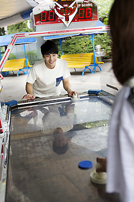 포토 JPG 주간 남자 행복 함께함 웃음 사람 동양인 상반신 20대 성인 야외 두명 아웃포커스 다정 기쁨 놀이공원 한국인 게임 게임기 즐거움 하키 오락실 남자만 성인남자만 청년만 청년남자만 성인만 국내포토 자연요소 감정 컨셉 놀이 촬영기법 표정 인종 청년 구기 테마파크 파일형식