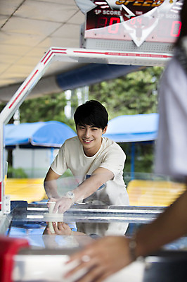 포토 JPG 주간 남자 행복 함께함 웃음 사람 동양인 상반신 20대 성인 야외 두명 앞모습 아웃포커스 다정 기쁨 놀이공원 한국인 게임 게임기 즐거움 하키 오락실 남자만 성인남자만 청년만 청년남자만 성인만 국내포토 자연요소 감정 뷰포인트 컨셉 놀이 촬영기법 표정 인종 청년 구기 테마파크 파일형식