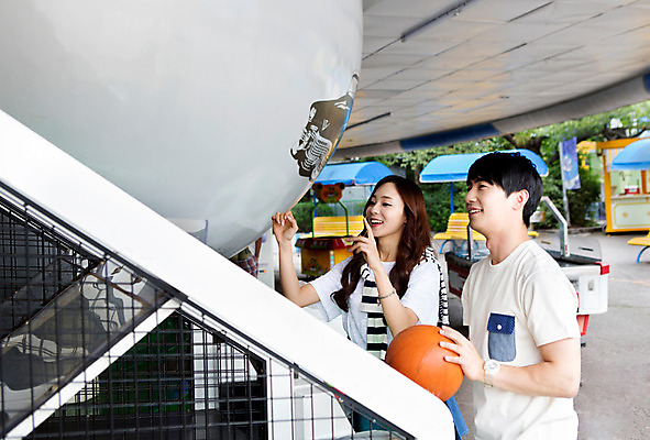 포토 JPG 주간 커플 여자 남자 행복 공 함께함 농구 농구공 서기 웃음 들기 사람 동양인 손짓 상반신 20대 성인 야외 두명 옆모습 다정 기쁨 놀이공원 한국인 게임 게임기 즐거움 오락실 청년만 성인만 국내포토 자연요소 감정 뷰포인트 컨셉 관계 모션 놀이 표정 인종 청년 구기 테마파크 파일형식