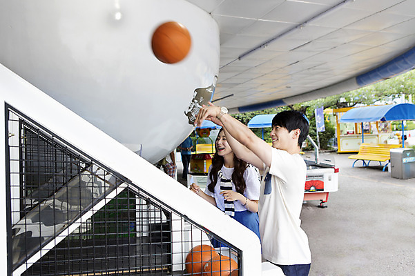 포토 JPG 주간 커플 여자 남자 행복 공 함께함 농구 농구공 서기 웃음 사람 동양인 손짓 상반신 20대 성인 야외 두명 옆모습 다정 기쁨 놀이공원 한국인 게임 던지기 게임기 즐거움 오락실 청년만 성인만 국내포토 자연요소 감정 뷰포인트 컨셉 관계 모션 놀이 표정 인종 청년 구기 테마파크 파일형식