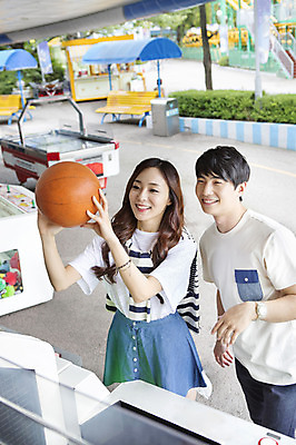 포토 JPG 주간 커플 여자 남자 행복 공 함께함 농구 농구공 서기 웃음 들기 사람 동양인 상반신 20대 성인 야외 두명 다정 기쁨 놀이공원 한국인 게임 게임기 즐거움 오락실 청년만 성인만 국내포토 자연요소 감정 컨셉 관계 모션 놀이 표정 인종 청년 구기 테마파크 파일형식