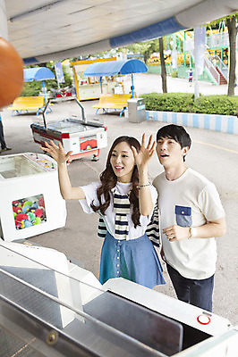 포토 JPG 주간 커플 여자 남자 행복 함께함 농구 서기 웃음 사람 동양인 손짓 상반신 20대 성인 야외 두명 다정 기쁨 놀이공원 한국인 게임 게임기 즐거움 오락실 청년만 성인만 국내포토 자연요소 감정 컨셉 관계 모션 놀이 표정 인종 청년 구기 테마파크 파일형식