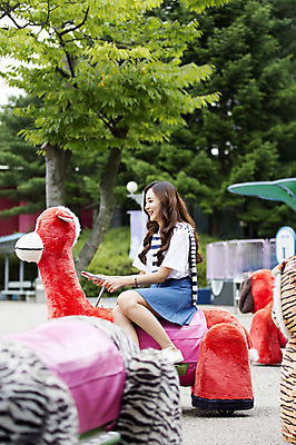 포토 JPG 주간 여자 행복 한명 웃음 사람 앉기 동양인 20대 성인 야외 옆모습 기쁨 놀이공원 한국인 즐거움 동물전동차 여자만 여자한명만 성인여자만 청년만 청년여자만 성인한명만 청년여자한명만 성인여자한명만 성인만 국내포토 자연요소 1 감정 뷰포인트 모션 표정 인종 청년 테마파크 놀이기구 파일형식